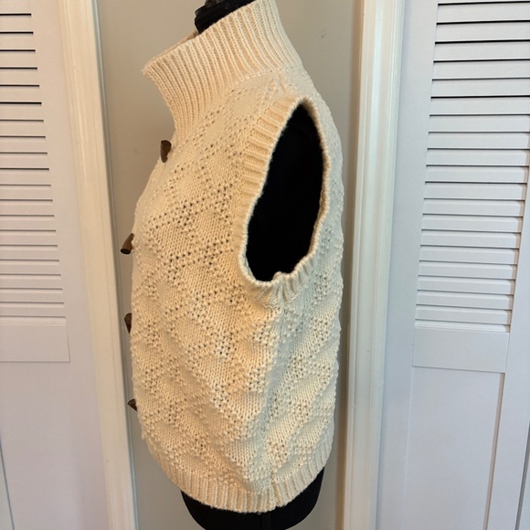 Ingrid Sleeveless Cardigan-with Wooden Toggle Closures Medium - Picture 2 of 3